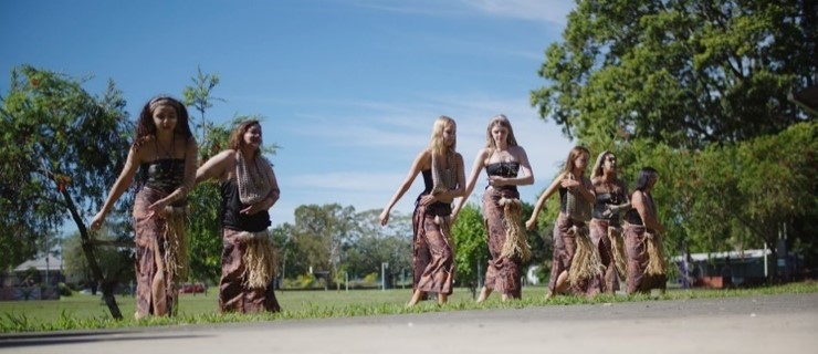 female dancers in traditional clothing